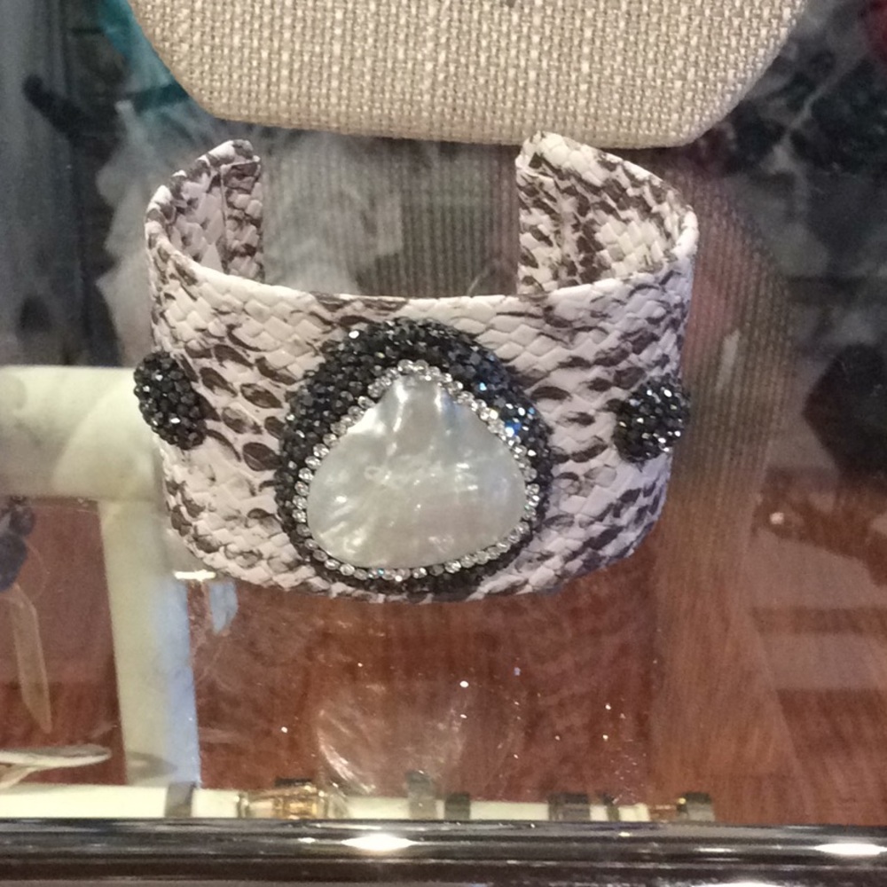 🚨SOLD🚨Cuff bracelet